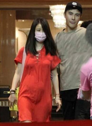 林心如怀孕大肚子照片,幸福肥态引网友热议